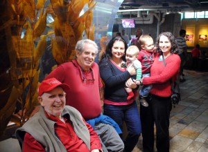Here I am with most of my family at the Aquarium. By magic, I carried my nephew for a long time!